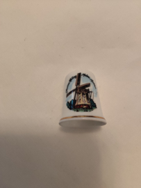 Vingerhoed porcelein opdruk Jantina Helling Molen Aalden 2,8cm hoog zonder doosje