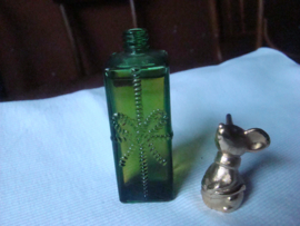 Vintage parfumflesje van Avon groen met  muisje als dop zeventiger jaren.