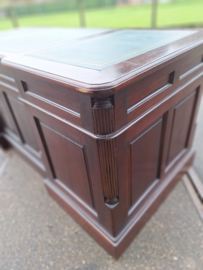 Oud Engels mahonie bureau met groen leer br-180cm omstreeks 1950 nr B202410