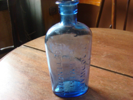 Oude blauwe glazen medicijnfles Woodward Chemist Nottingham