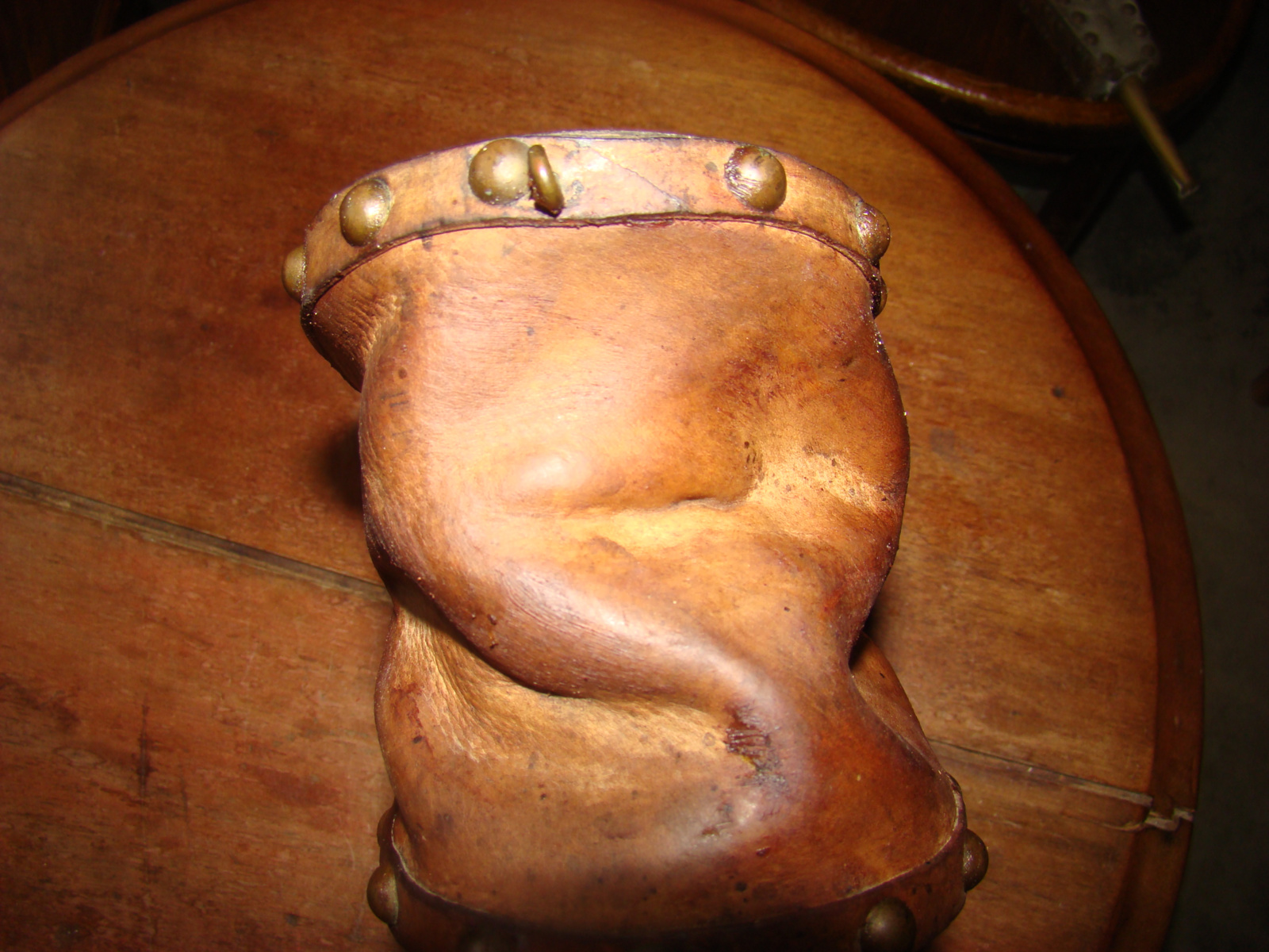 Blaasbalg of voetpomp hout en messing.
