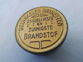 Oud en antiek speldendoosje met speldenkussen op deksel. RECLAMEOBJECT.