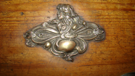 Antieke houten doos met jugendstil of art nouveau afbeelding.