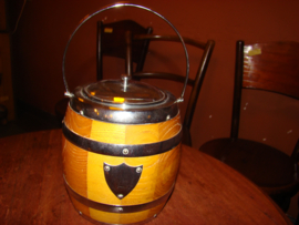 Vintage koekpot of biscuitbarrel of ijsemmer.Laminated Lancraft Woodware.