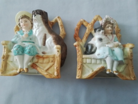Set van twee biscuit beeldjes meisje met poes en jongetje met hond.