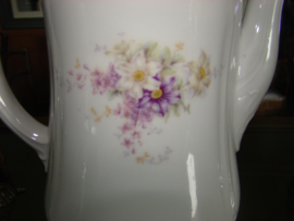 Antieke porceleinen koffiepot met bloemen.