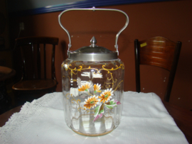 Koekpot of biscuitbarrel met geemailleerde bloemen.