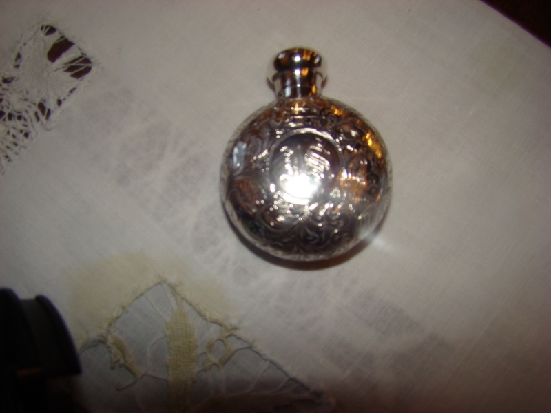 Rond zilveren parfumflesje