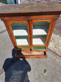 Antiek eiken hangkastje omstreeks 1870-1880 Engels oud glas in deurtjes nr K202549