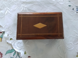 Oud en antiek ingelegd mahonie houten sieradendoosje.
