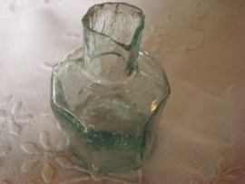 Achtkantig groen glazen inktpotje