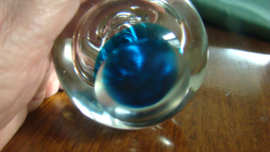 Presse-papier bel op steel en spiraal blauw en helder glas.