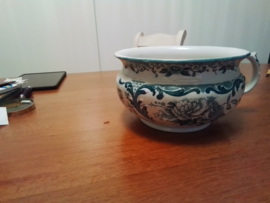 Po of nachtspiegel wit met blaugroene motieven. Merk empire works 1896-1912.