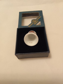 Hummel vingerhoed porcelein jongen met blauwe paraplu 2,5cm hoog jaar 2006