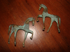 Twee bronzen  etruskische paardjes handgemaakt en blauwgroen gepatineerd.