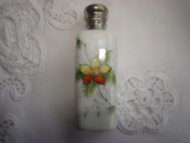 Oud porceleinen parfumflesje wit met geel-rode bloem.