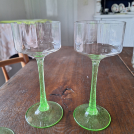 S/4 glazen Annagroen of uranium glas met groene gespikkelde voet en heldere licht gekante kelk