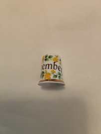 Vingerhoed porcelein opdruk November 2,6cm hoog inscriptie Finsbury Fine Bone China made in England