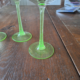 S/4 glazen Annagroen of uranium glas met groene gespikkelde voet en heldere licht gekante kelk