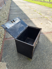 Oude metalen kist Engels omstreeks 1920 met sticker 36 erop nr KK20247