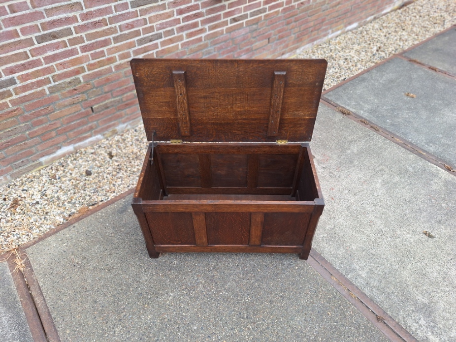 Oud eiken kistje donker eiken omstreeks 1950 nr K202554