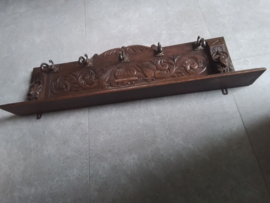 Oude en antieke eiken kapstok gestoken.