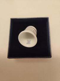 Hummel vingerhoed porcelein jongen met konijnen 2,5cm hoog jaar 2011