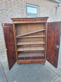 Hollands mahonie 2-deurs linnenkast 4x plank verstelbaar omstreeks 1880 nr K202543