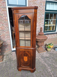 Engelse hoekkast mahonie ingelegd h-194cm glazen deur omstreeks 1900 nr 11299