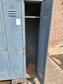 Locker 3-deurs blauw/grijs jaren 60-70 geleefd industrieel nr 10119