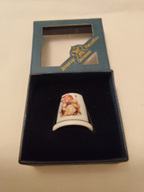 Hummel vingerhoed porcelein meisje met kuikens 2,5cm hoog jaar 2011