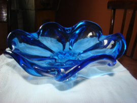Blauwe schaal  bloem met doorzichtige glazen voet.