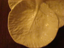 Schaaltje met drie vakken met afbeelding van bladeren in relief.