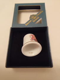 Hummel vingerhoed porcelein meisje zittend op een tak 2,5cm hoog jaar 2011