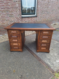 Oud eiken bureau van omstreeks 1930 met 10 laden en donker leer nr B202519