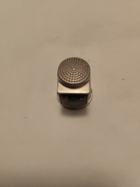 Vingerhoed metaal opdruk Schokland op wapenschild 2,6cm hoog zonder doosje