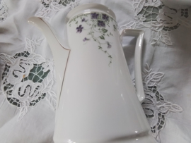 Oud  en antieke koffiepot KPM.