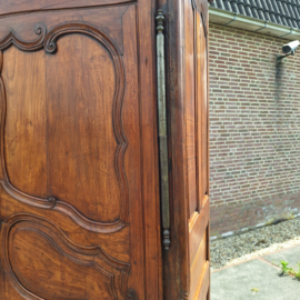 Franse tweedeurskast kersenhout 18e eeuws met drie planken 2-delen nr K202692