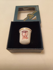 Hummel vingerhoed porcelein kusje van twee meisjes 2,5cm hoog jaar 2008