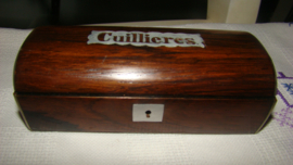 Oud en antiek lepeldoosje met opschrift Cuillieres .(lepels)