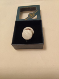 Hummel vingerhoed porcelein jongen met blauwe paraplu 2,5cm hoog jaar 2006