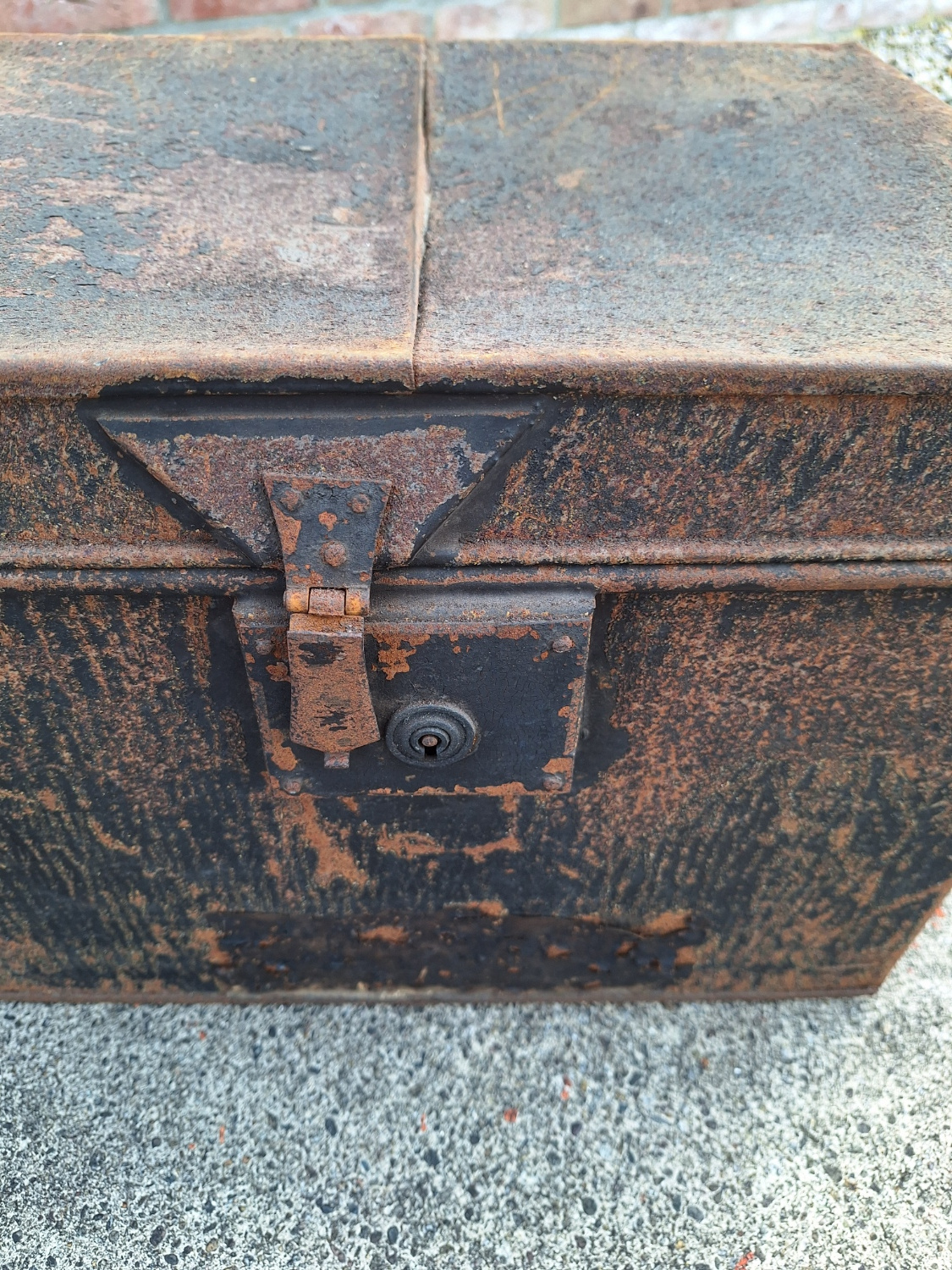 Oude metalen kist Engels omstreeks 1920 met sluitwerk voorop nr KK20249