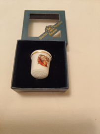 Hummel vingerhoed porcelein meisje met rode paraplu 2,5cm hoog jaar 2006