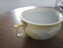 Oude en antieke po,nachtspiegel of chamberpot wit-geel.