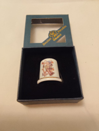 Hummel vingerhoed porcelein jongen zittend op een tak 2,5cm hoog jaar 2007