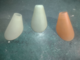 Oude glazen kapjes S/3 schepglas zacht geel, groen roodbruin gat 3,5cm oud-G15