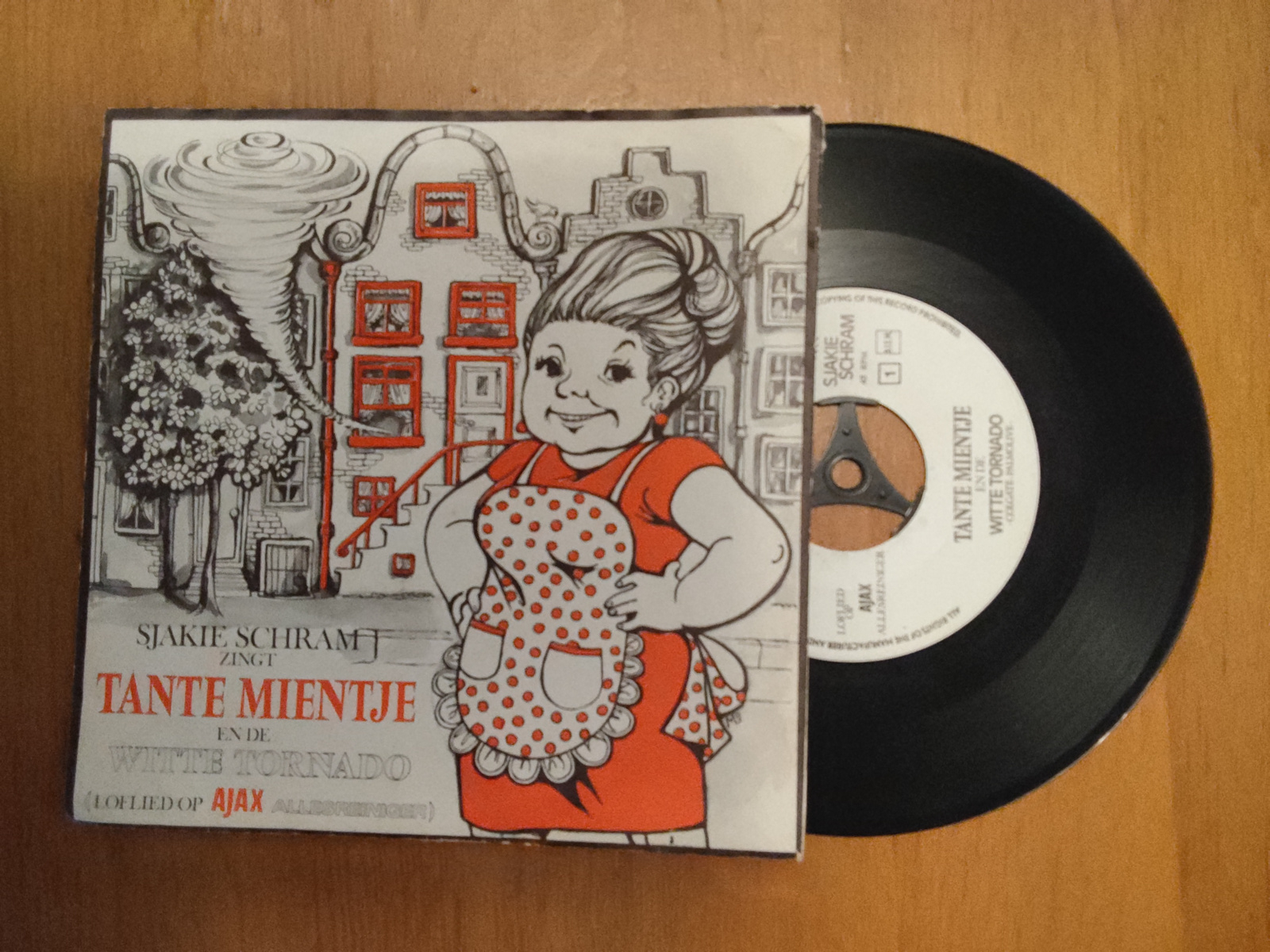 Sjakie Schram met Tante Mientje 1968 Singles nr S20256326