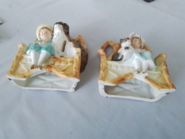 Set van twee biscuit beeldjes meisje met poes en jongetje met hond.
