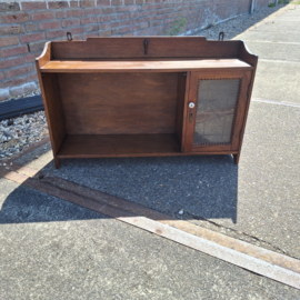 Oud eiken hangkastje met geslepen glas 0mstreeks 1930 engels nr K202696