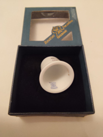 Hummel vingerhoed porcelein kusje van twee meisjes 2,5cm hoog jaar 2008